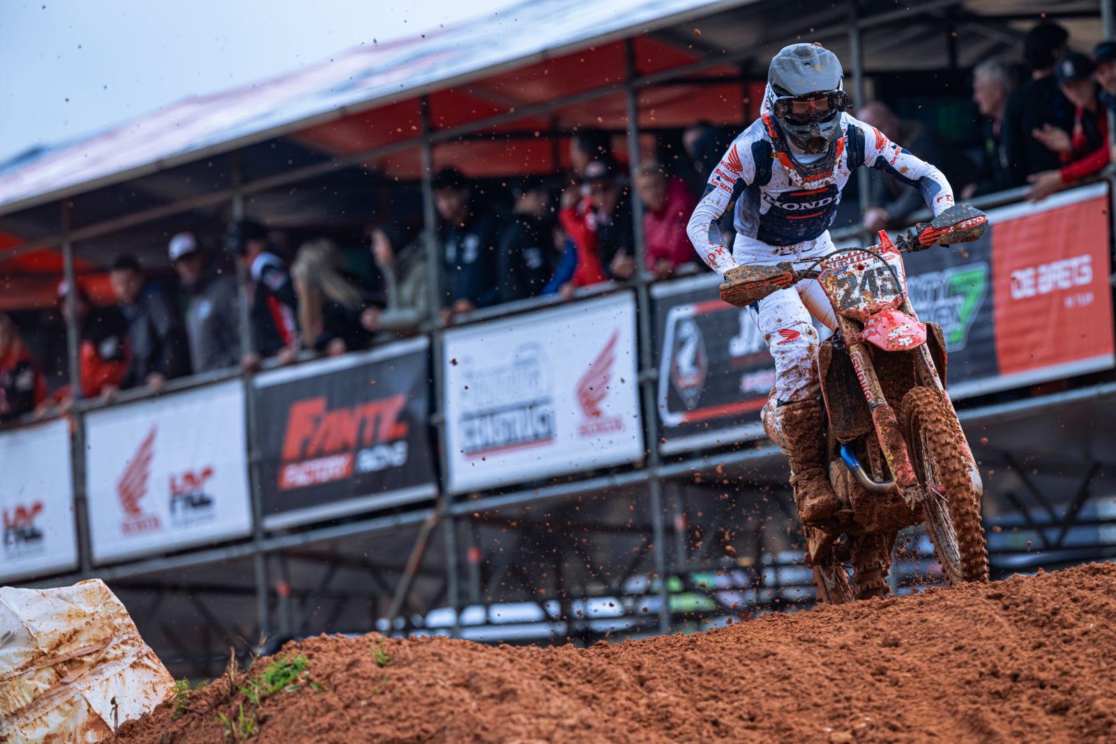 Tim Gajser con un doppio sorpasso è andato in testa nel primo giro e non lo ha più mollato