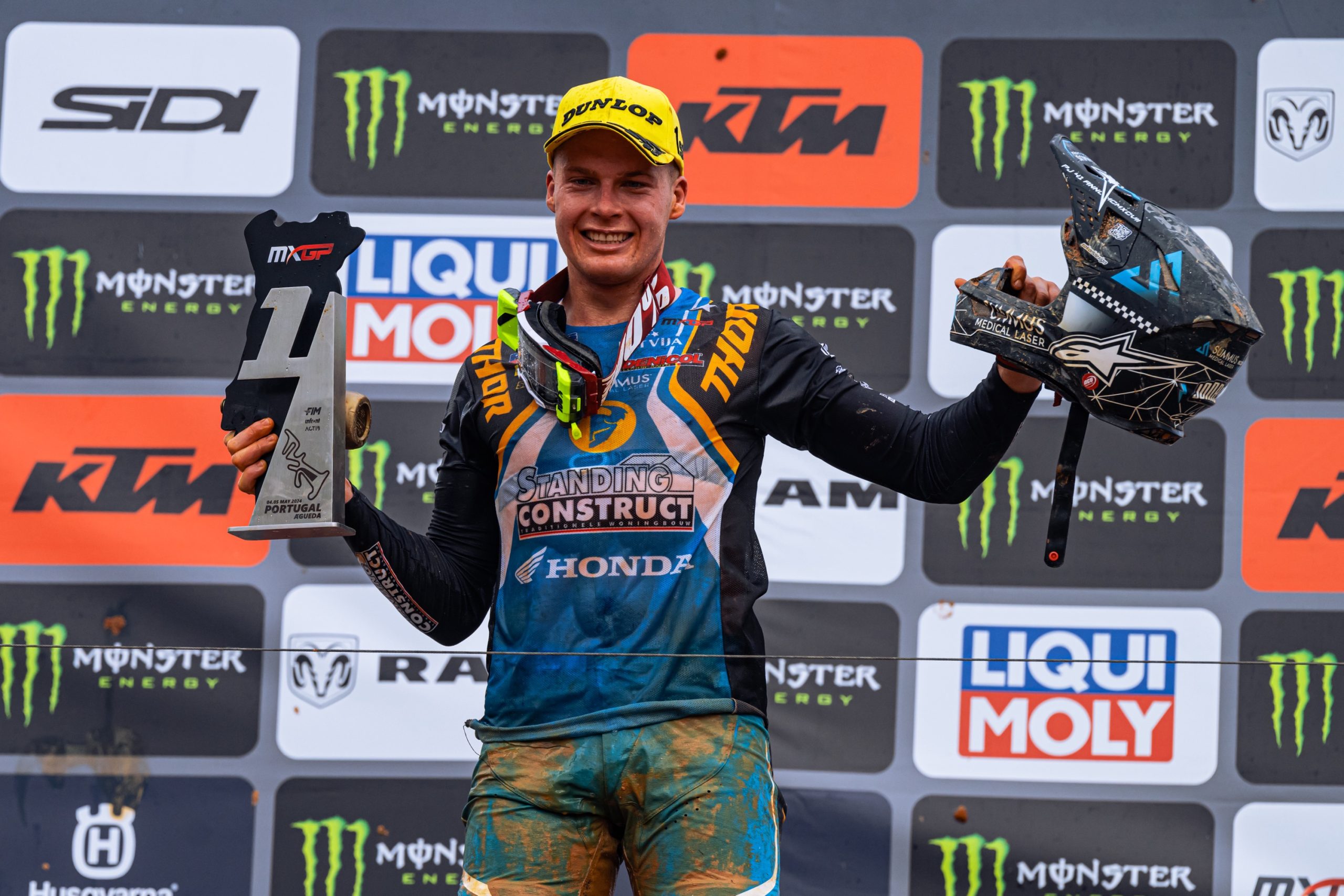 Pauls Jonass raggiante sul podio del suo primo GP vinto in MXGP