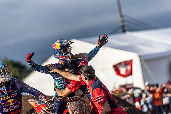 Jorge Prado all'arrivo vittorioso di gara-2 in Indonesia