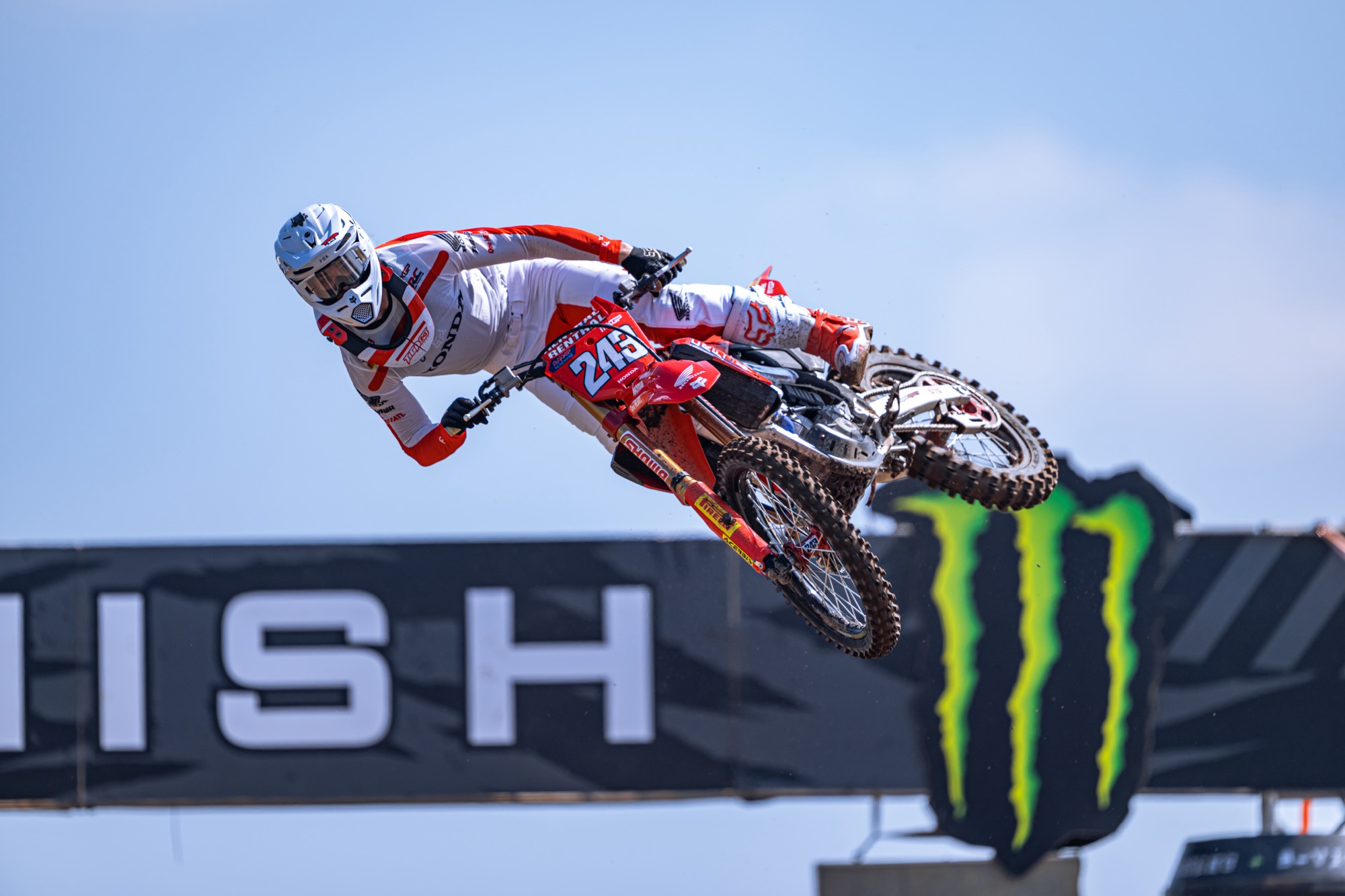 Tim Gajser terzo con la tabella rossa ben salda sulla moto