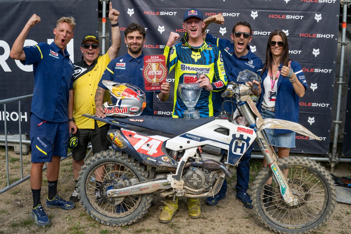 Kay De Wolf festeggia con il team Nestaan Husqvarna factory la vittoria nel GP di Repubblica Ceca MX2