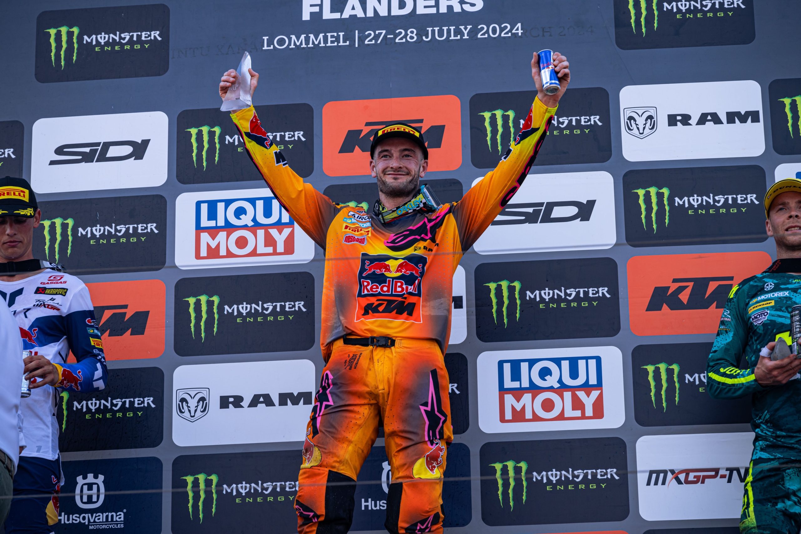 Jeffrey Herlings raggiante sul podio del GP delle FIandre dopo la vittoria