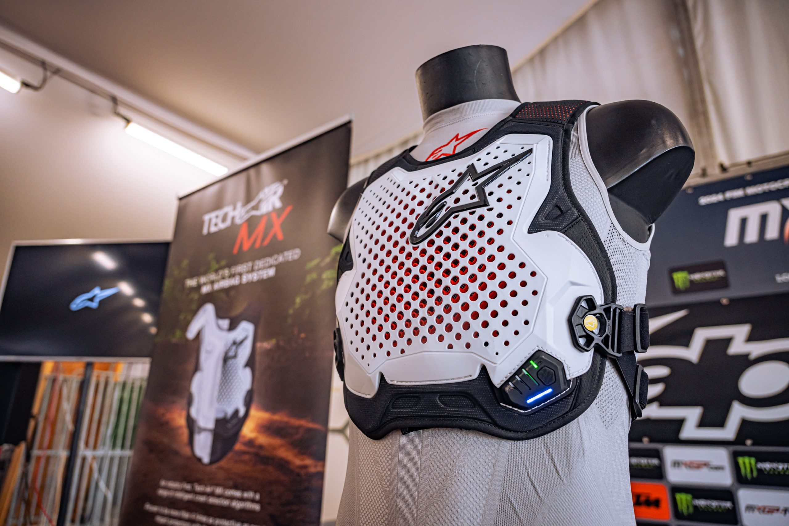 La pettorina Tech-Air Alpinestars presentata durante il GP delle Fiandre a Lommel