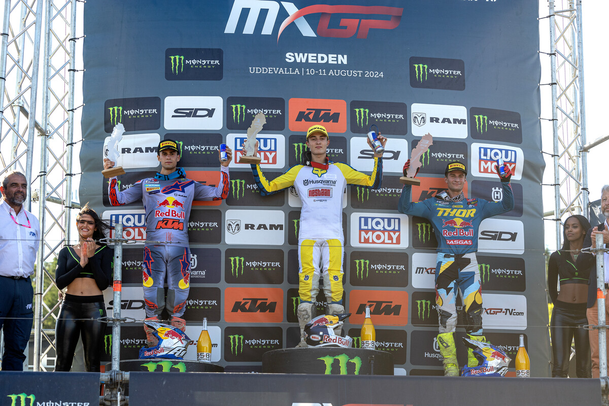 il podio della classe MX2 al GP di Svezia con il secondo posto di Andrea Adamo