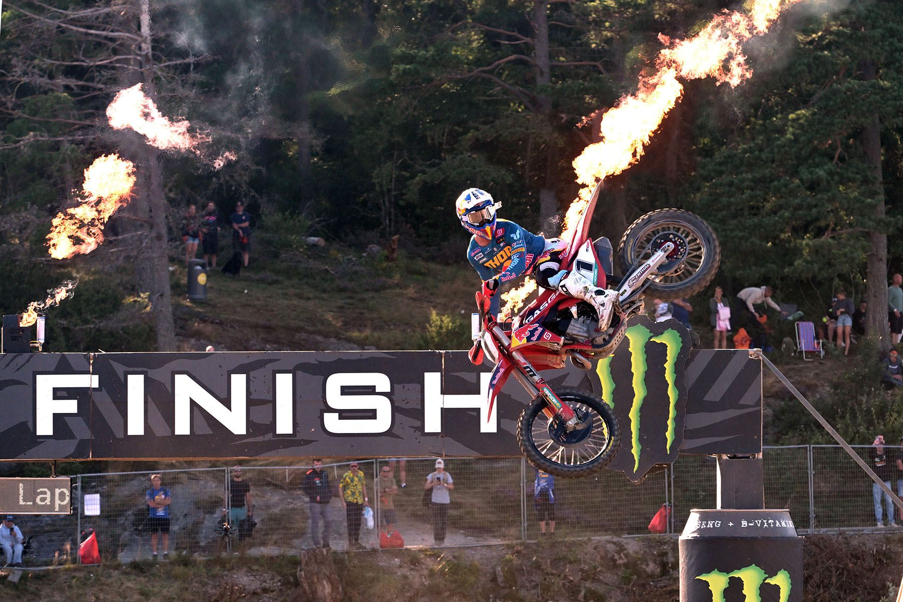 Jorge Prado taglia vittorioso il traguardo del GP di Svezia MXGP