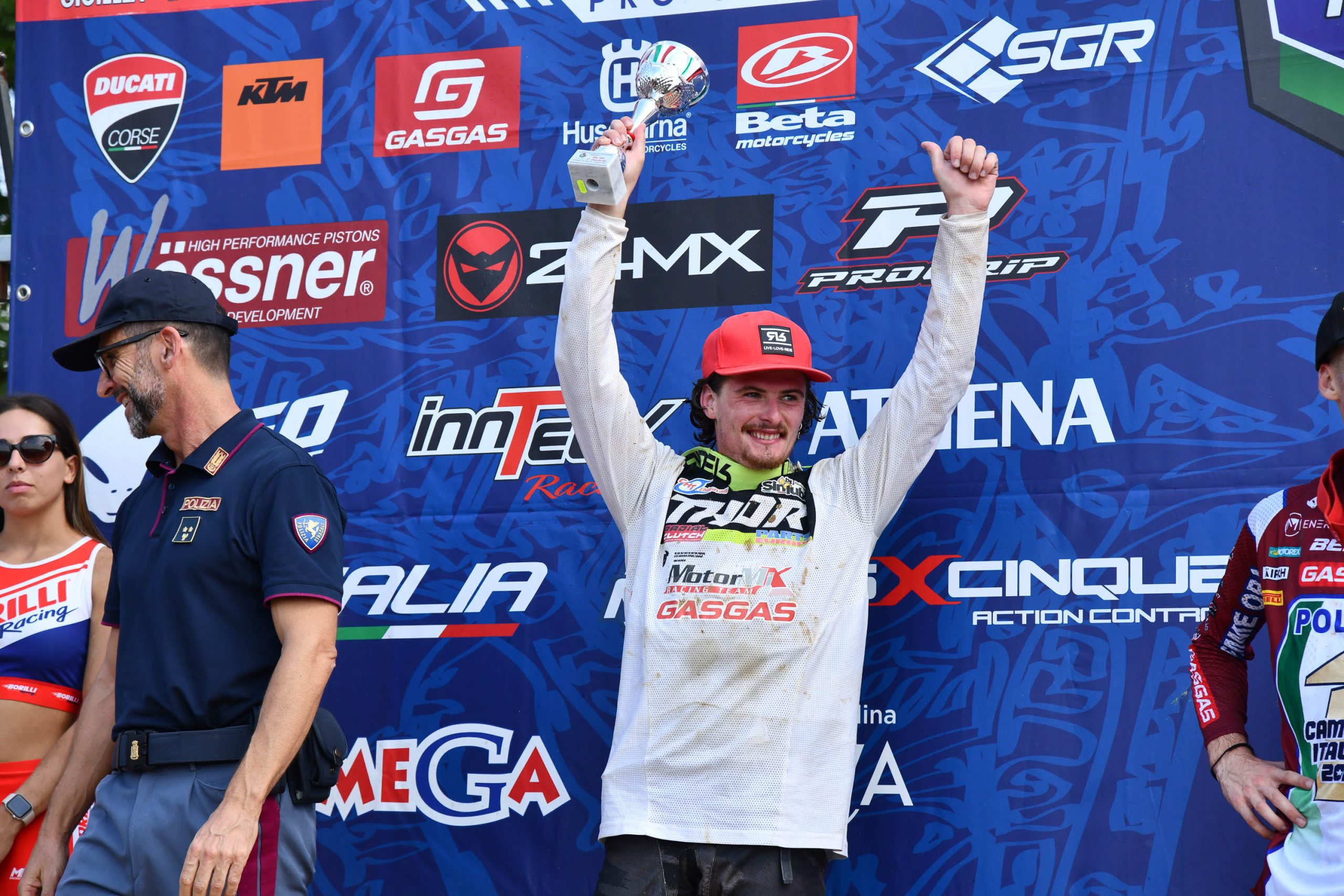 Alessandro Manucci festeggia sul podio di Castiglione del Lago in MX2