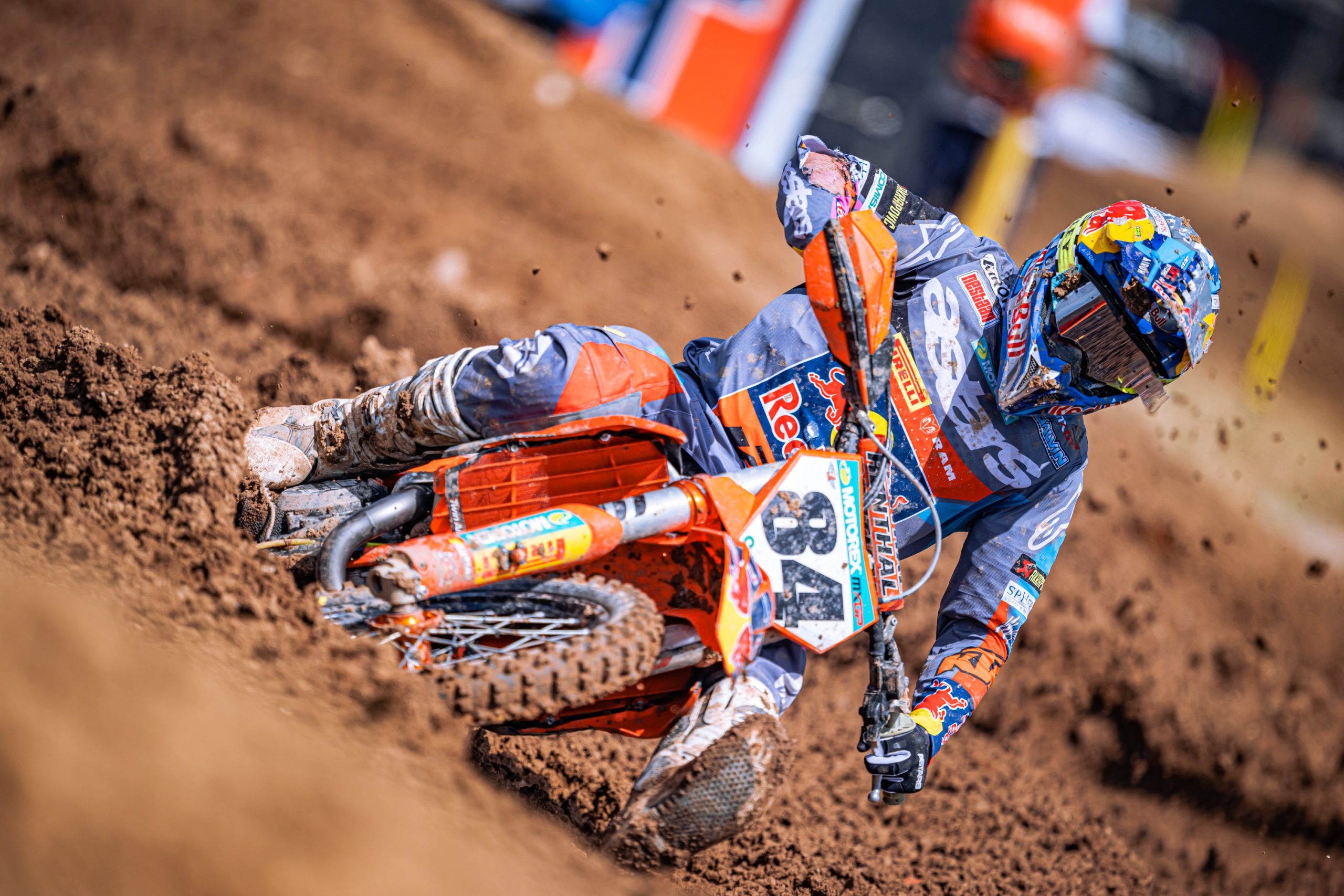 Jeffrey Herlings condizionato da una caduta in gara-1 è rimasto fuori dal podio e vede allontanarsi la vetta della classifica