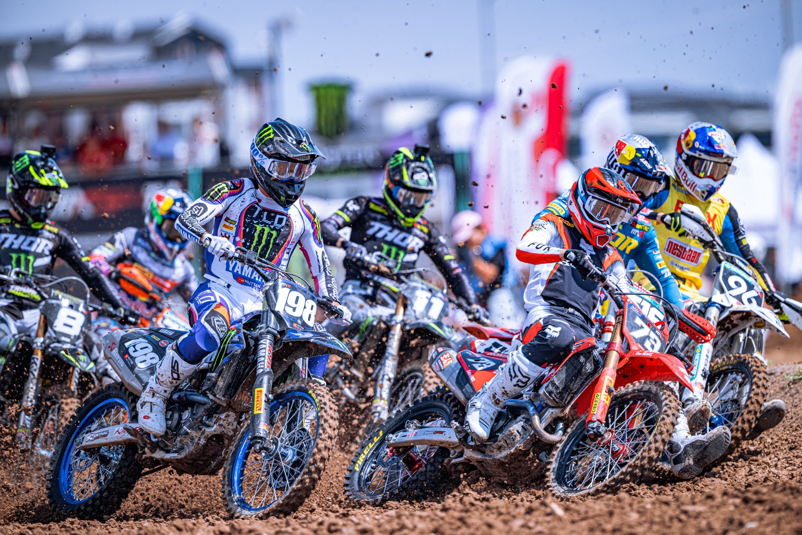 Lo start di gara-1 MX2 con l'holeshot di Ferruccio Zanchi