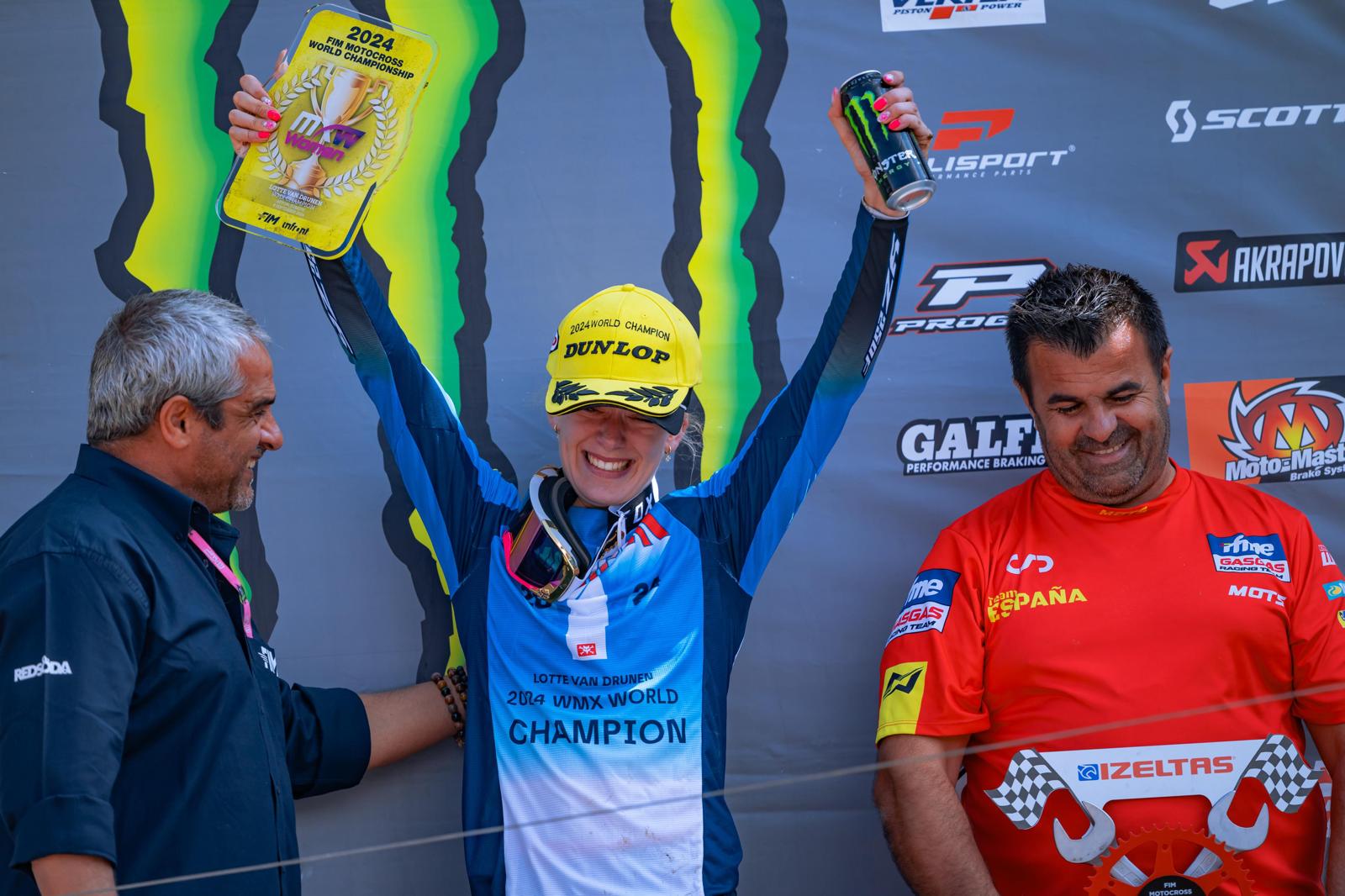 Lotte Van Drunen con la tabella oro di campionessa WMX