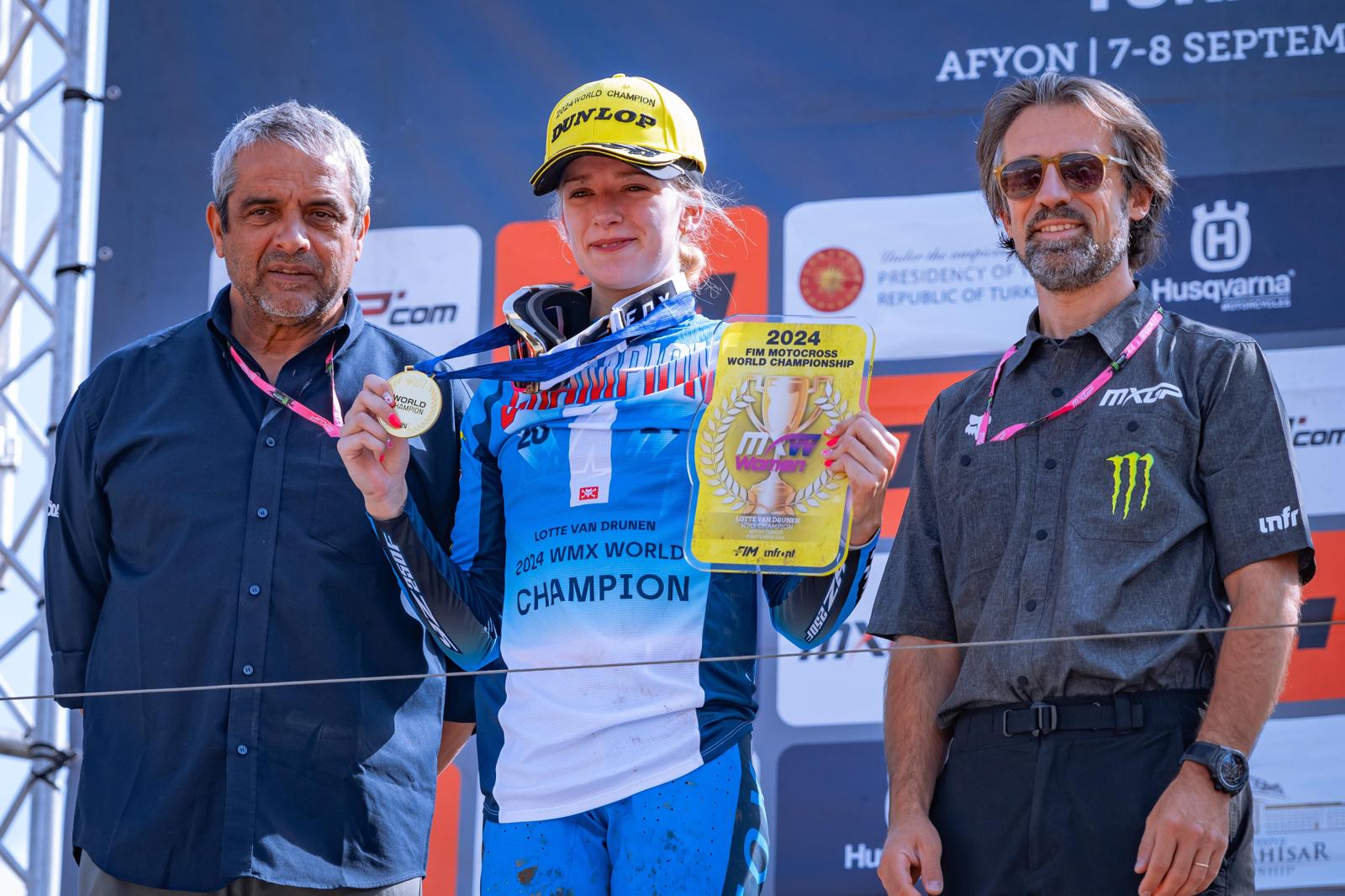 Lotte Van Drunen con la medaglia d'oro di camponessa WMX 2024