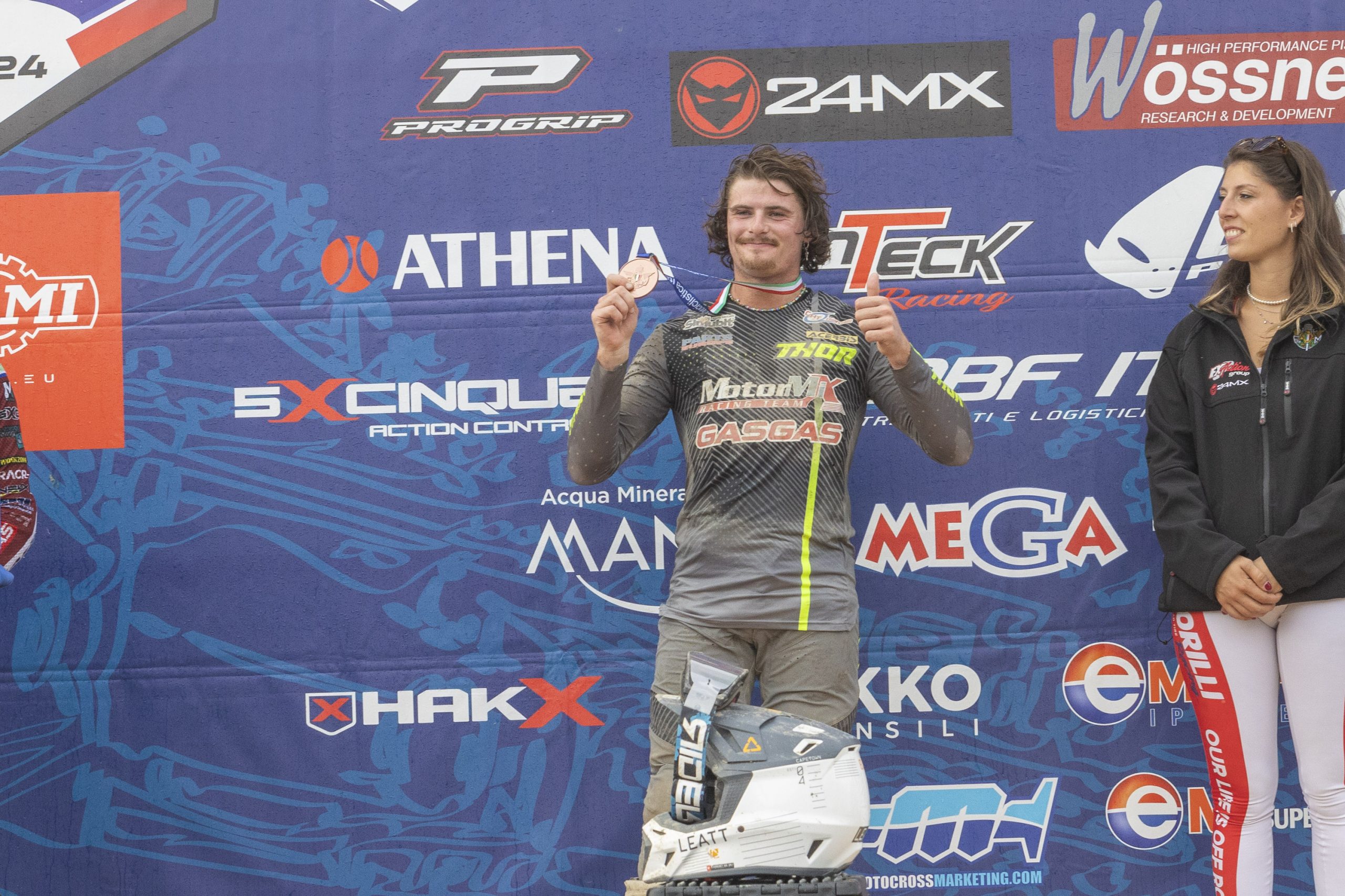 Alessandro Manucci con la medaglia di bronzo del terzo classificato Elite MX2