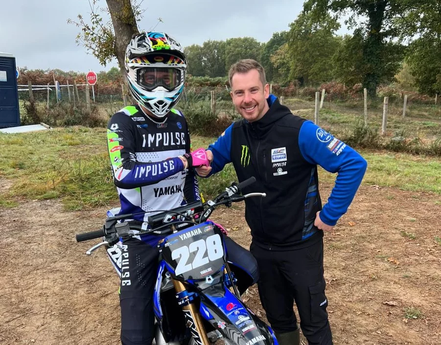 Michael Conte con Nico Noge sulla Yamaha YZ 125 che guiderà nel 2025