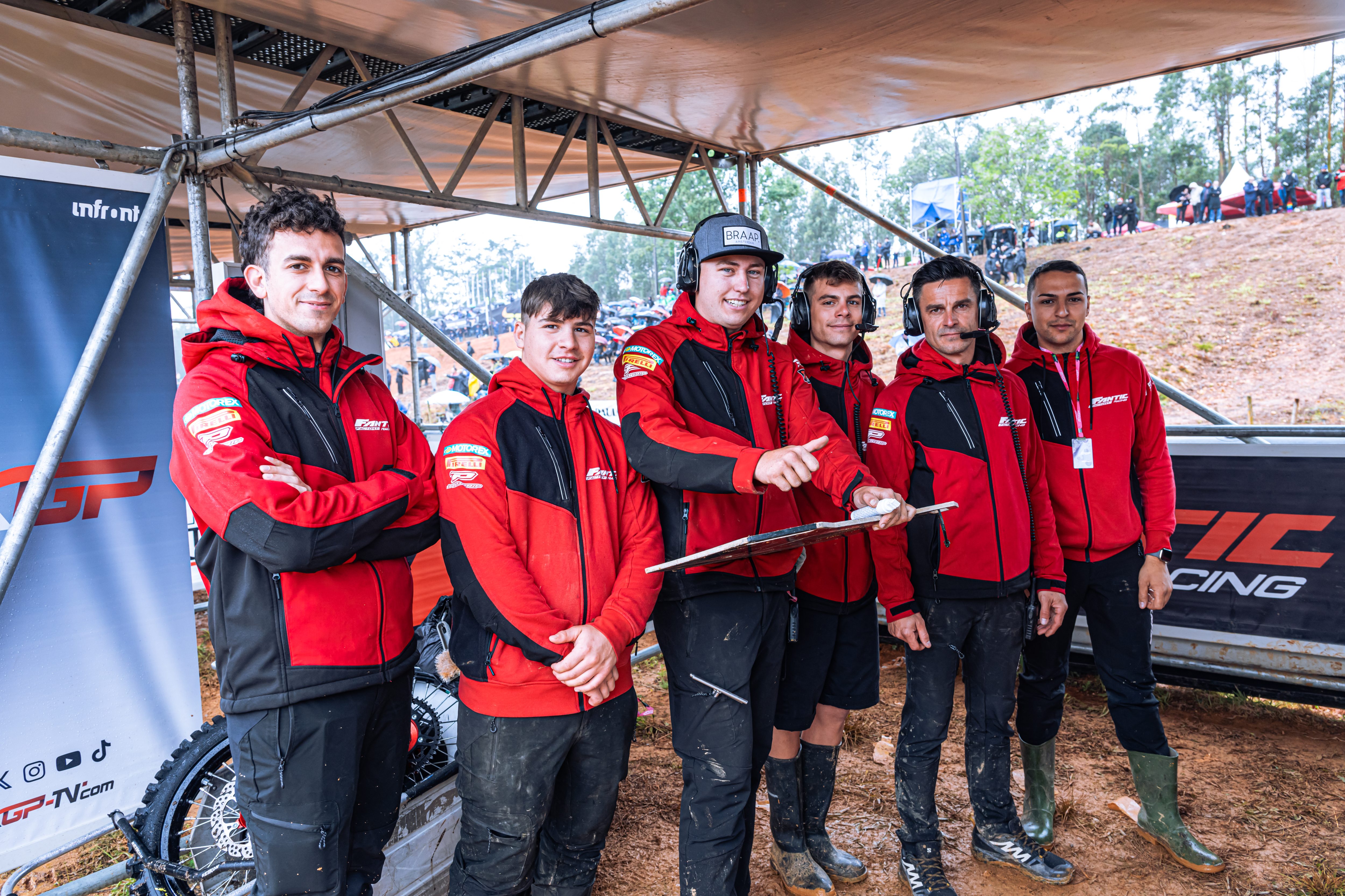 lo staff del team Fantic Factory MX2 durante il GP del Portogallo 2024