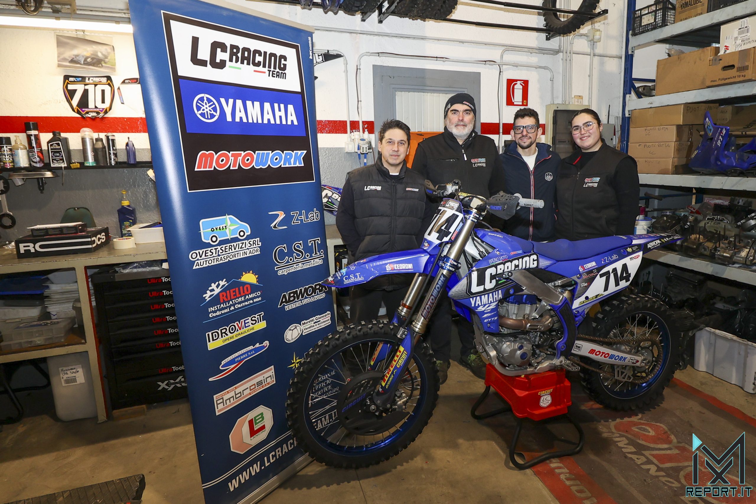 il team L.C. Racing motocross nella sede officina Motowork di Covo BG)